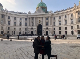 Tiga turis irit di depan Hofburg. Foto Dok Pribadi