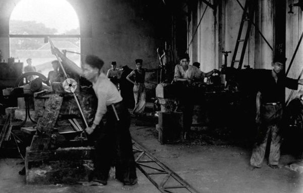 Para pegawai Mexolie saat mengolah minyak kelapa (Sumber: Tropen Museum Belanda melalui bingar.id)
