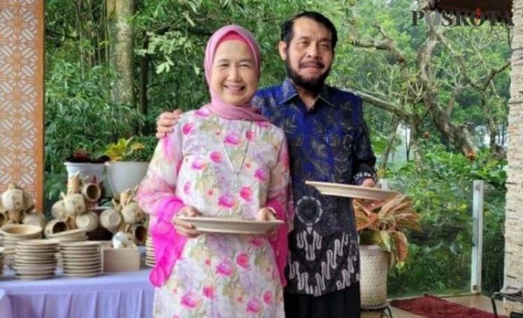 Idawati, adik kandung Presiden Jokowi, bersama Ketua MK, Anwar Usman (Sumber: Instagram.com/@dr.anwarusman)