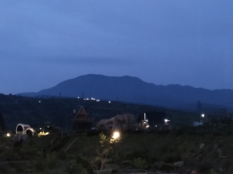 Kawasan Puncak 2000 Siosar saat senja menjelang malam dengan latar belakang Deleng Sibuaten (Dok. Pribadi)