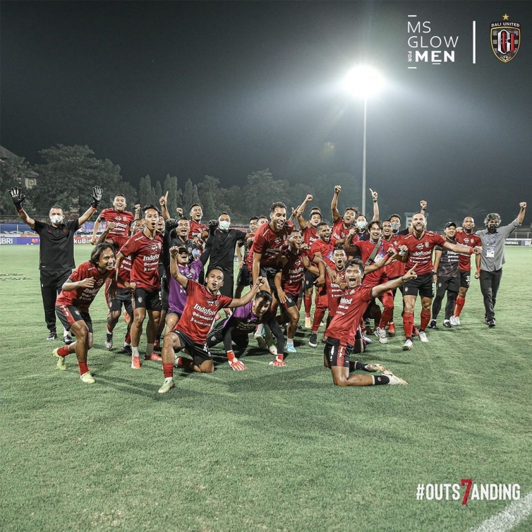 Deskripsi : Skuad Serdadu Tridatu merayakan gelar Juara saat warm up menjelang laga vs Persebaya Surabaya, Sumber: Instagram @baliunitedfc