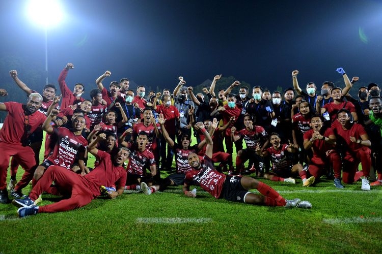 Pemain dan ofisial Bali United meluapkan kegembiraan usai pertandingan Liga 1 melawan Persebaya Surabaya di Stadion I Gusti Ngurah Rai, Denpasar, Bali, Jumat (25/3/2022). Bali United memastikan diri menjadi juara Liga 1 2021/2022.(ANTARA FOTO/FIKRI YUSUF via kompas.com)