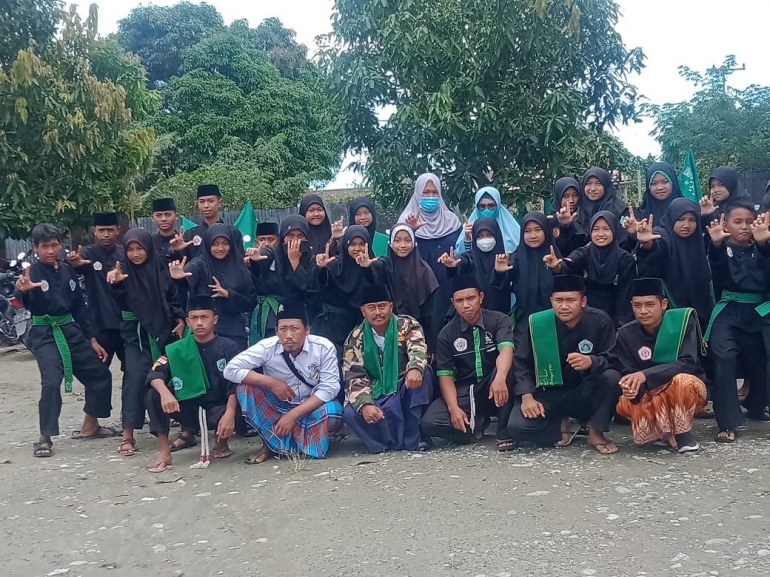 Muslimat NU Haltim Bersama Ketua Pagar Nusa Maluku Utara,  Beserta Pembina, Pelatih dan Murid Pagar Nusa Haltim (Dokpri)