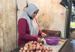 Seorang pedagang telur di Pasar Tugu, Depok, Jawa Barat (27/3/22)-Dokpri