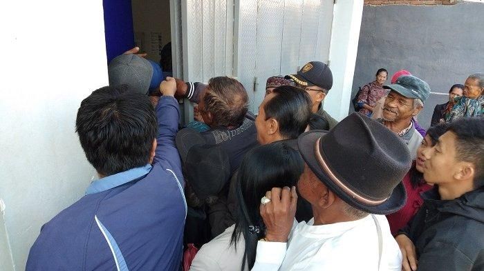 Image caption ilustrasi pensiunan berebut nomor antrean di bank pada awal bulan - makassar.tribunnews.com