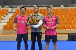 Flandy Limpele (tengah) bersama ganda putra Malaysia, Goh Sze Fei/Nur Izzuddin, usai menjuarai German Open 2022: www.thestar.com.my