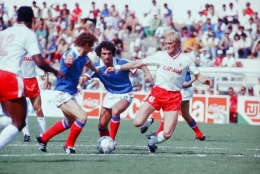 Kanada (Jersey putih merah) saat menghadapi Prancis di Piala Dunia 1986/foto: FIFA.com