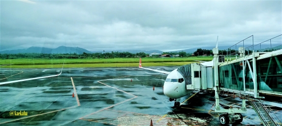 Pesawat yang Membawa Kami ke Manado dengan Latar Alam yang Mempesona | @kaekaha