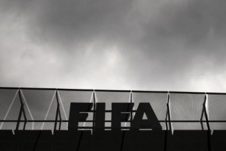Logo FIFA di atap markas badan sepak bola dunia di Zurich, Swiss, Rabu (27/5/2015).(FABRICE COFFRINI / AFP via kompas.com)