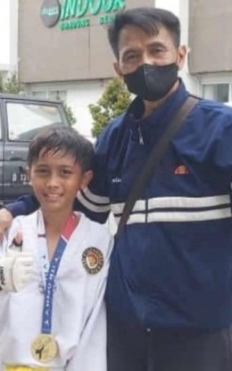 Naufal Fathir Abiyyu peraih medali emas pada kejuaraan ITN V bersama Sabelum Guntoro selaku pelatih dari Pazzer Bandung