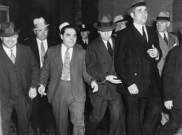 Penangkapan Al Capone & Luciano. Sumber: Apic/Retired/Getty Images via www.thoughtco.id