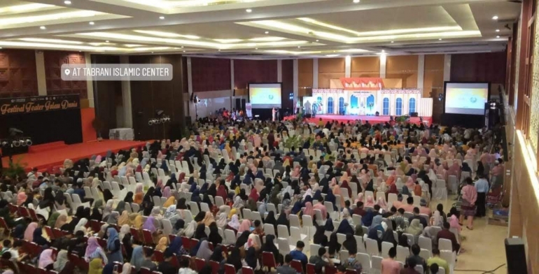Image: Penonton Festival Teater Islam Dunia I di Susiana Convention Hall Pekanbaru (by Merza Gamal)