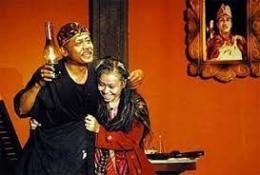 Salah satu adegan teater lingkar (ilustrasi diambil dari wikipedia bahasa Indonesia)