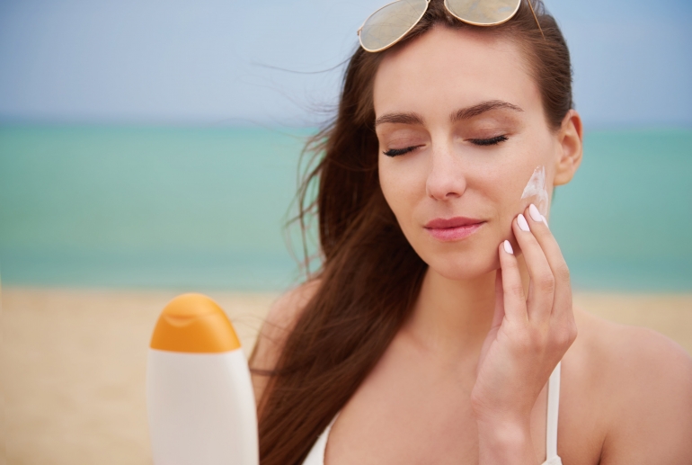 Ilustrasi wanita menggunakan sunscreen (Freepik)