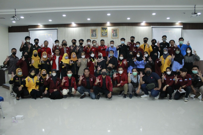 Foto bersama FL2MI Solo Raya dengan KPU Kota Surakarta pasca agenda workshop. (Foto: Dokumentasi FL2MI Solo Raya)