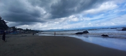 Awan mendung di Pantai Cibangban (sumber foto: dokumentasi pribadi)