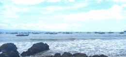 Perahu nelayan yang terlihat dari pinggir Pantai Cibangban (sumber foto: dokumentasi pribadi)