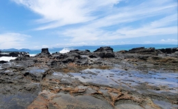 Batu Karang di Pantai Karang Hawu (sumber fot: dokumentasi pribadi)