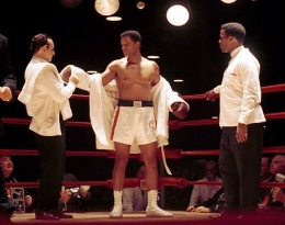 Will Smith di salah satu adegan film Ali (Peter Brandt/Getty Images via esquire.com)