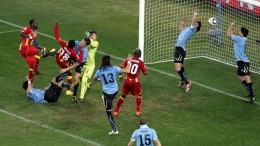 Momen Luis Suarez handball mencegah peluang gol Ghana di Piala Dunia 2010/foto: dailymail co.uk