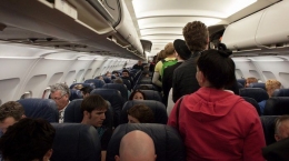 Suasana di dalam pesawat. Orang bule masih duduk, orang Indonesia sudah berdesakan di lorong. Foto style.tribunnews.com