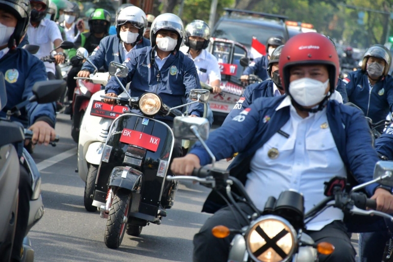 Bupati Sergai H Darma Wijaya mengendarai Motor Vespa 