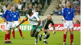 Momen gol Papa Bouba Diop ke gawang Prancis di Piala Dunia 2002/foto: FIFA.com