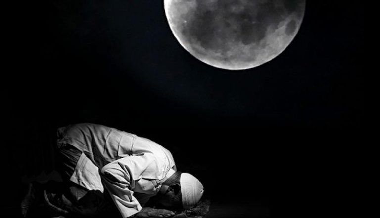 Ilustrasi orang sedang melaksanakan sholat malam (sumber: smkmucirebon.sch.id)
