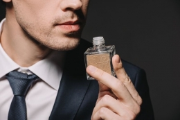 Ilustrasi pria memakai parfum | foto: SHUTTERSTOCK via kompas.com