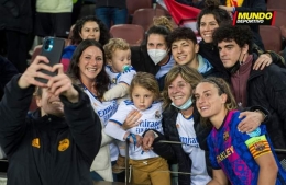 Pemain Barcelona Femeni berfoto dengan fans Real Madrid.Foto:laman Facebook mundo deportivo