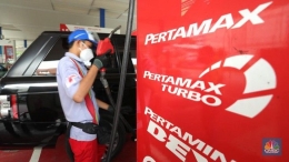 Mengisi Pertamax Turbo Di SPBU. Foto CNBC Indonesia/Tri Susilo