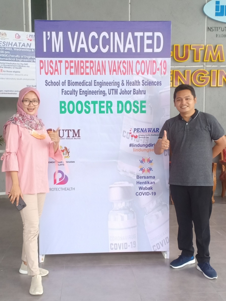 Foto Bersama Istri Setelah Menerima Suntikan Vaksin Booster di Negeri Jiran. (31/03/2022). Foto: Nurul Hidayat.