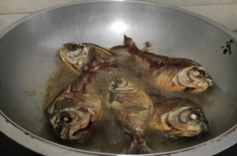 Cara menggoreng ikan dengan minyak secukupnya. Dokumentasi yuliyanti