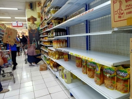 Stok minyak goreng kemasan bermerek di supermarket kosong. Foto dokumen pribadi (Sri Rohmatiah) 