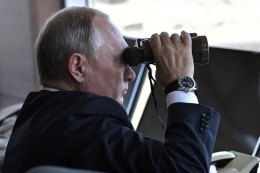 Presiden Rusia Vladimir Putin mengamati latihan militer Vostok-2018 di Tsugol tidak jauh dari perbatasan China dan Mongolia pada 13 September 2018. Foto: AFP/Alexey Nikolsky via Kompas.com