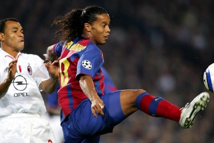 Ronaldinho saat masih aktif bermain di Barcelona. (AFP/LLUIS GENE/via KOMPAS.COM)