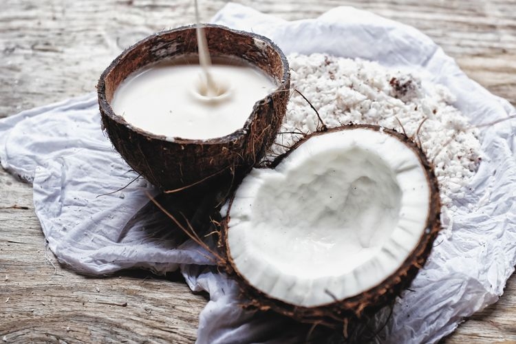 Ilustrasi santan alami dari sebutir kelapa segar. (sumber: SHUTTERSTOCK/HOMELESSCUISINE via kompas.com)