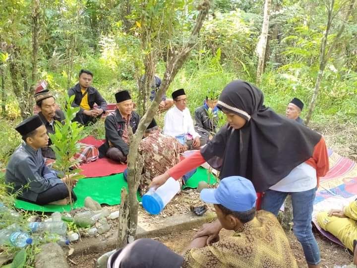 Mengaji pusara di Nagari Koto Baru, Kecamatan Padang Sago, Jumat sore tadi. (foto dok zulhendrayani)