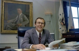 Menteri Pertahanan Donald Rumsfeld di kantornya di The Pentagon | Sumber Gambar: Rumsfeld Foundation