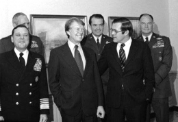 Menteri Pertahanan Donald Rumsfeld bersama Presiden Amerika terpilih Jimmy Carter di The Pentagon | Sumber Gambar: Rumsfeld Foundation