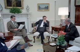 Donald Rumsfeld bersama Presiden Ronald Reagan dan Menteri Luar Negeri George Shultz | Sumber Gambar: catalog.archives.gov