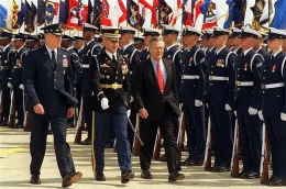 Menteri Pertahanan Donald Rumsfeld bersama Ketua Kepala Staff Gabungan Jenderal Richard B. Myers | Sumber Gambar: defense.gov