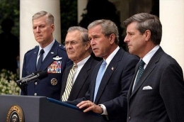 Donald Rumsfeld beserta Presiden George W. Bush dan Jenderal Richard Myers dan Paul Bremer di White House | Sumber Gambar: defense.gov