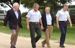 Donald Rumsfeld bersama Presiden George W. Bush dan Jenderal Richard Myers dan Wapres Dick Cheney | Sumber Gambar: Getty Image