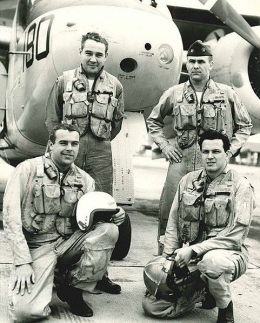 Rumsfeld (Berdiri, kanan) Ketika mengabdi di Angkatan Laut Amerika Serikat | Sumber Photo: Rumsfeld Foundation