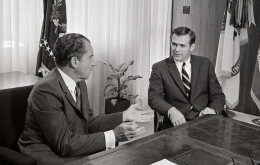 Rumsfeld ketika menjabat sebagai Duta Besar A.S. untuk N.A.T.O. bersama Presiden Nixon | Sumber Gambar: Daily Herald