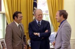 Donald Rumsfeld bersama Presiden Gerald Ford dan sang protégé Dick Cheney | Sumber Gambar: Ford Library