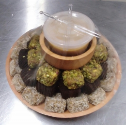 Tamria dengan taburan coconut, pistachio, oreo (foto hanif ahmad) 