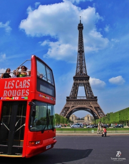 Bus wisata dan Menara Eiffel. Sumber: dokumentasi pribadi