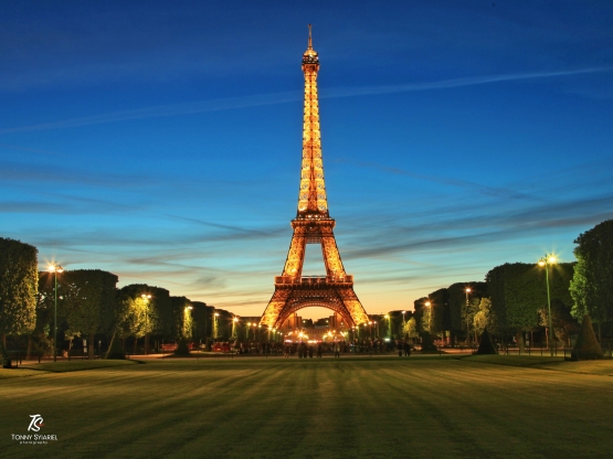 Menara Eiffel menjelang malam. Difoto dari Champ de Mars, Paris. Sumber: dokumentasi pribadi